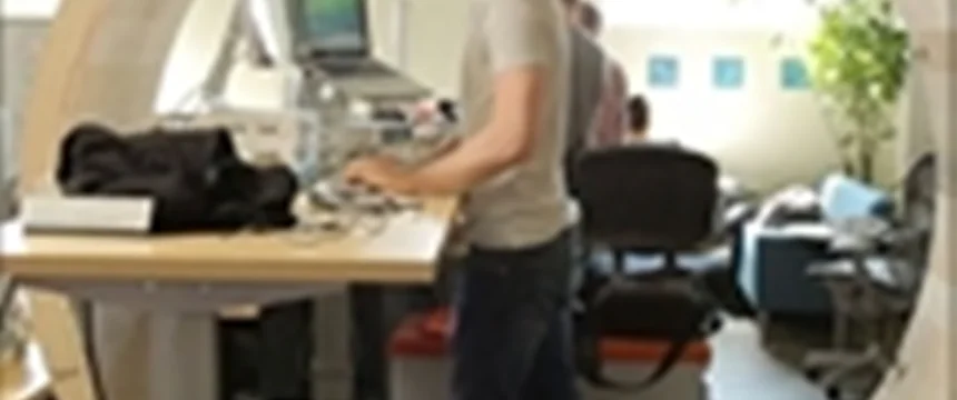 میز ایستاده و فواید و معایب آن